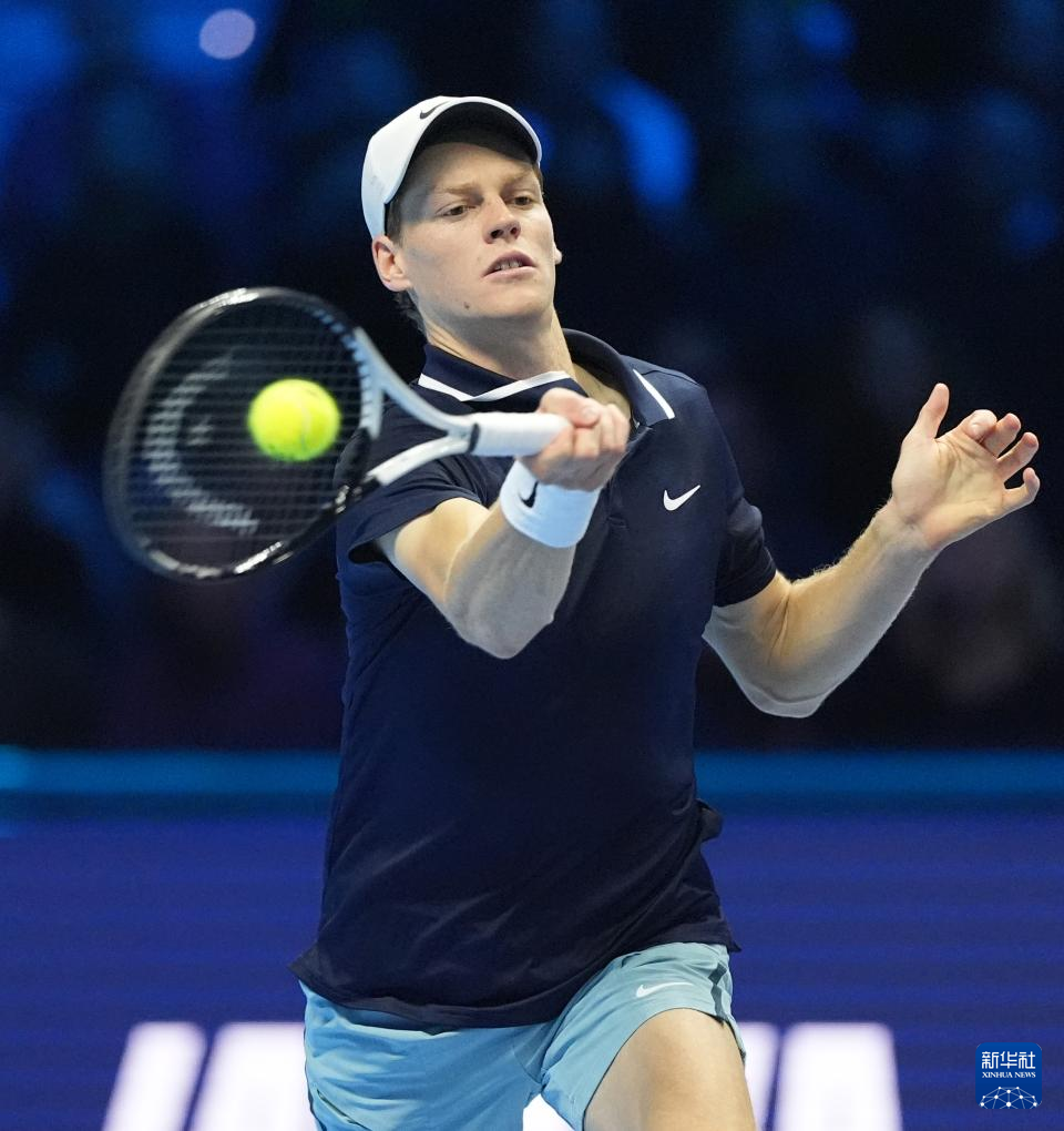 球迷拭目以 球迷拭目以